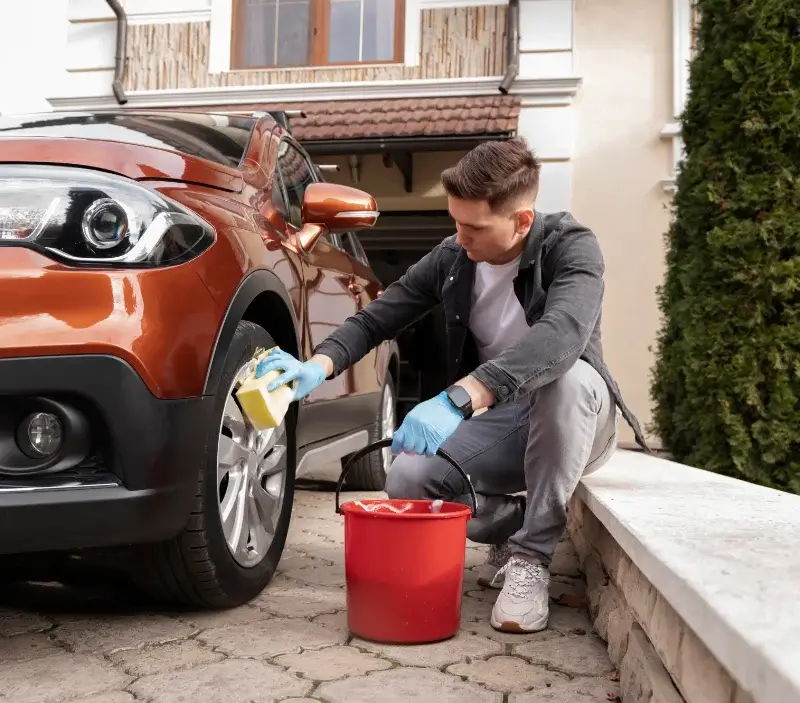 Lavage auto à domicile Saint-Martin-de-Castillon : professionnel intervenant sur un véhicule